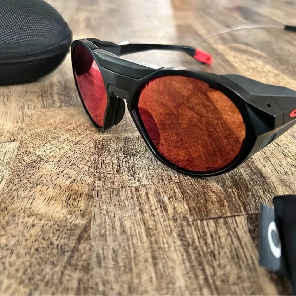 Oakley Black Frame with Red Lenses VR Glasses